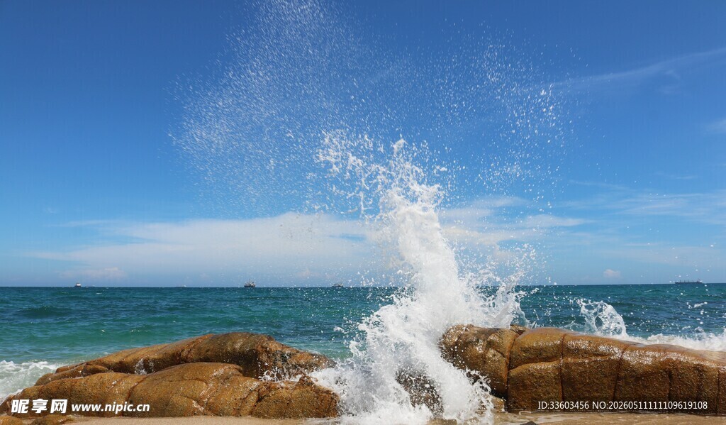 海浪拍击礁石的壮丽瞬间