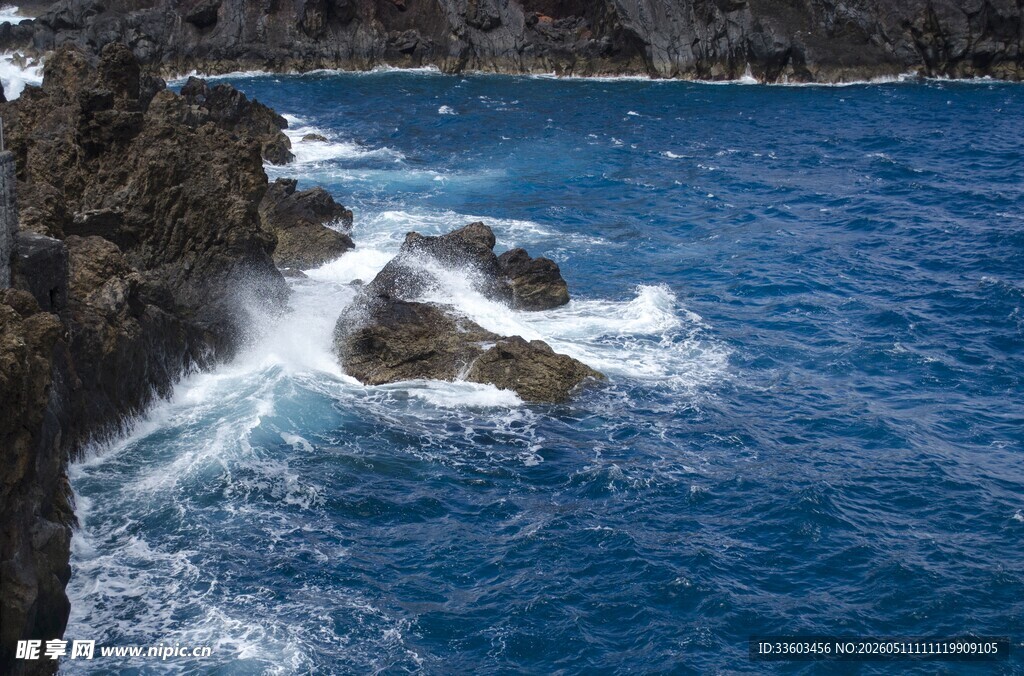 海浪拍打礁石的壮阔海景