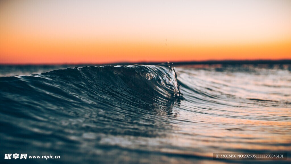 夕阳下的海浪美景