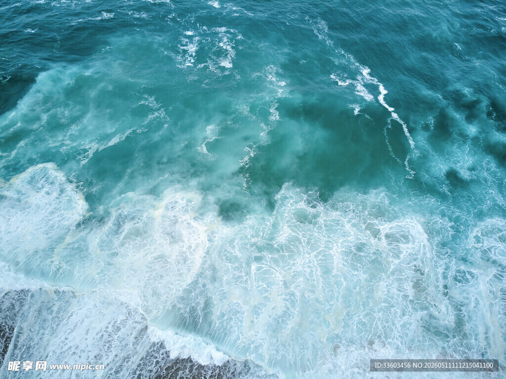 海浪翻涌的碧蓝海水