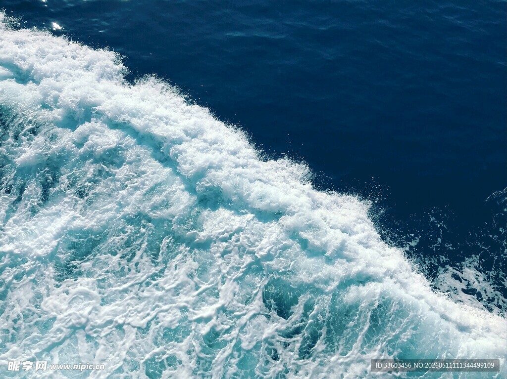 海上翻涌的白色浪花