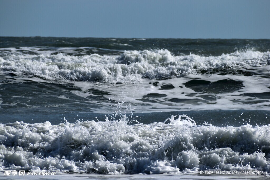 海浪翻涌的壮阔海洋景象