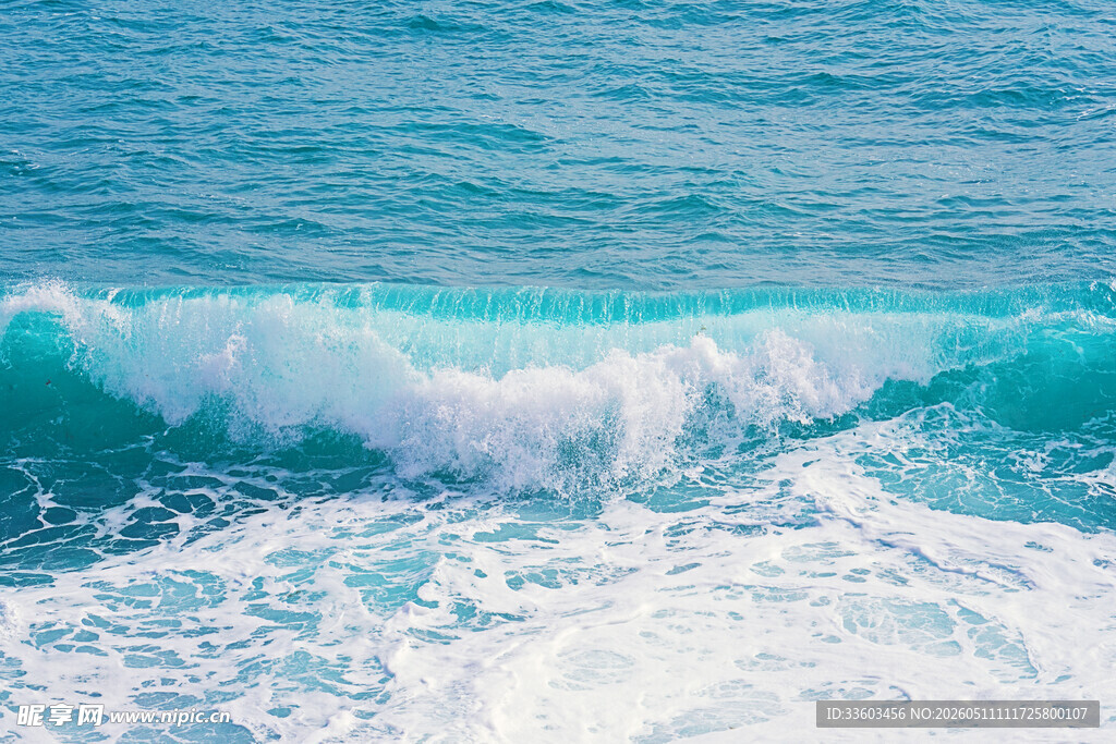 海浪翻涌的蓝色海洋