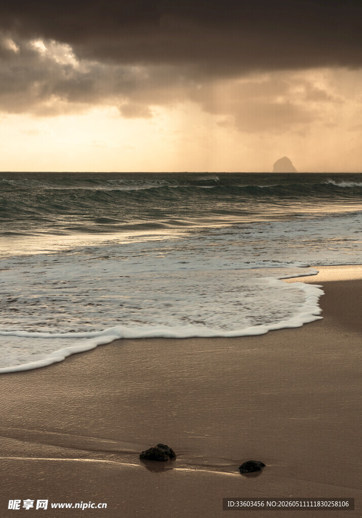 黄昏海滩脚印与海浪美景