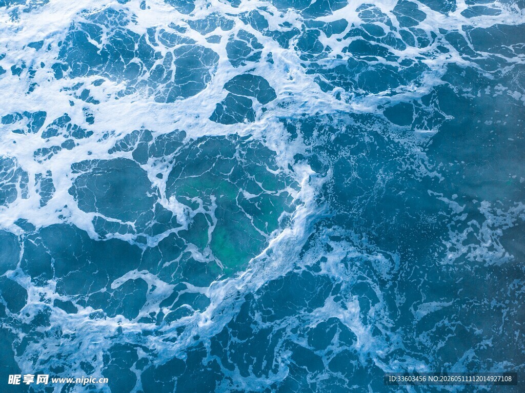 蓝色海洋中的白色浪花