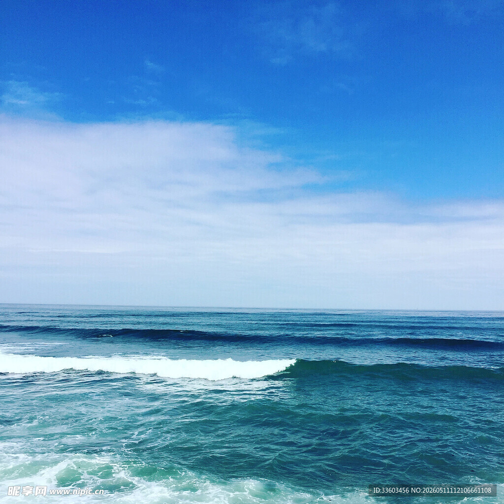 蔚蓝大海上的翻涌浪花