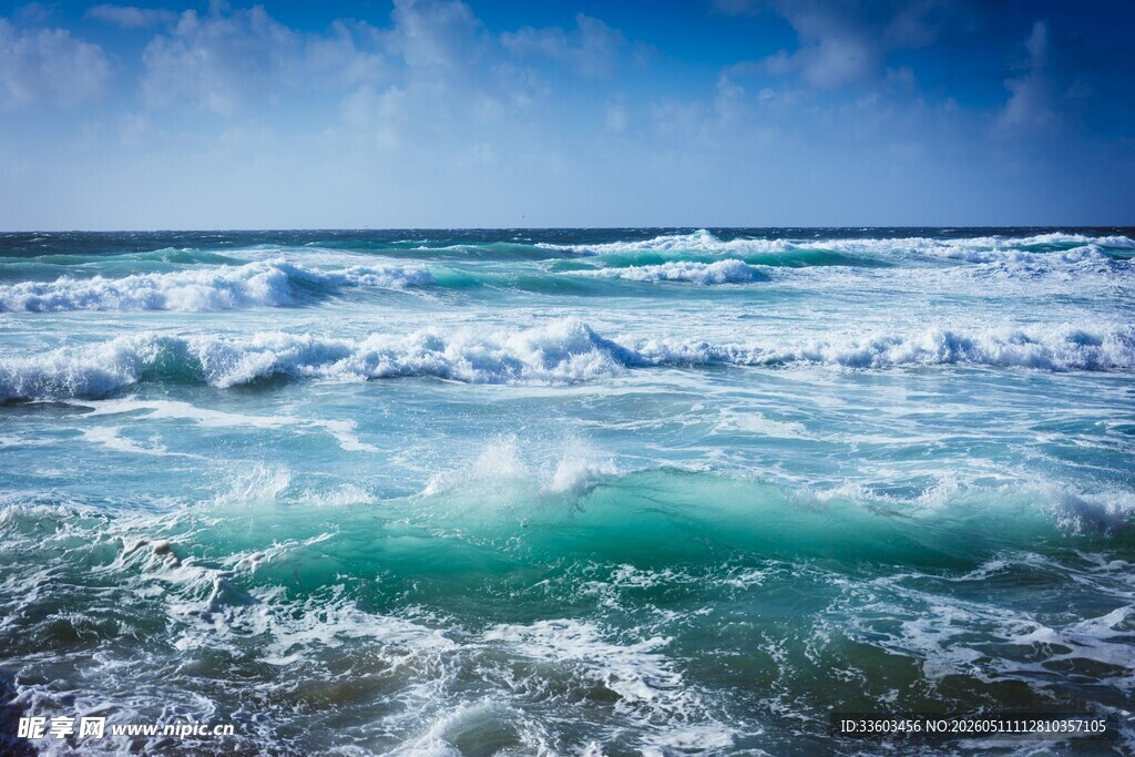 海浪翻涌的蔚蓝海洋