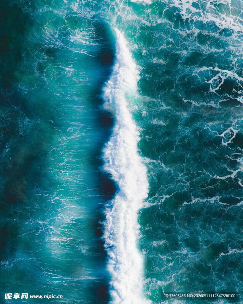 海上破浪景象