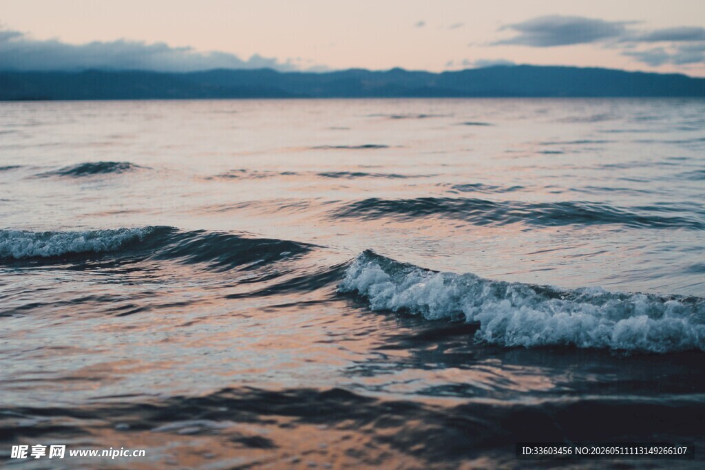 海边日落时的翻涌海浪