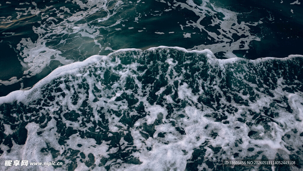 汹涌海浪的壮阔景象
