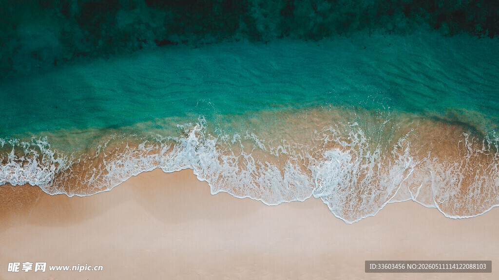 海浪轻拍沙滩的美妙瞬间