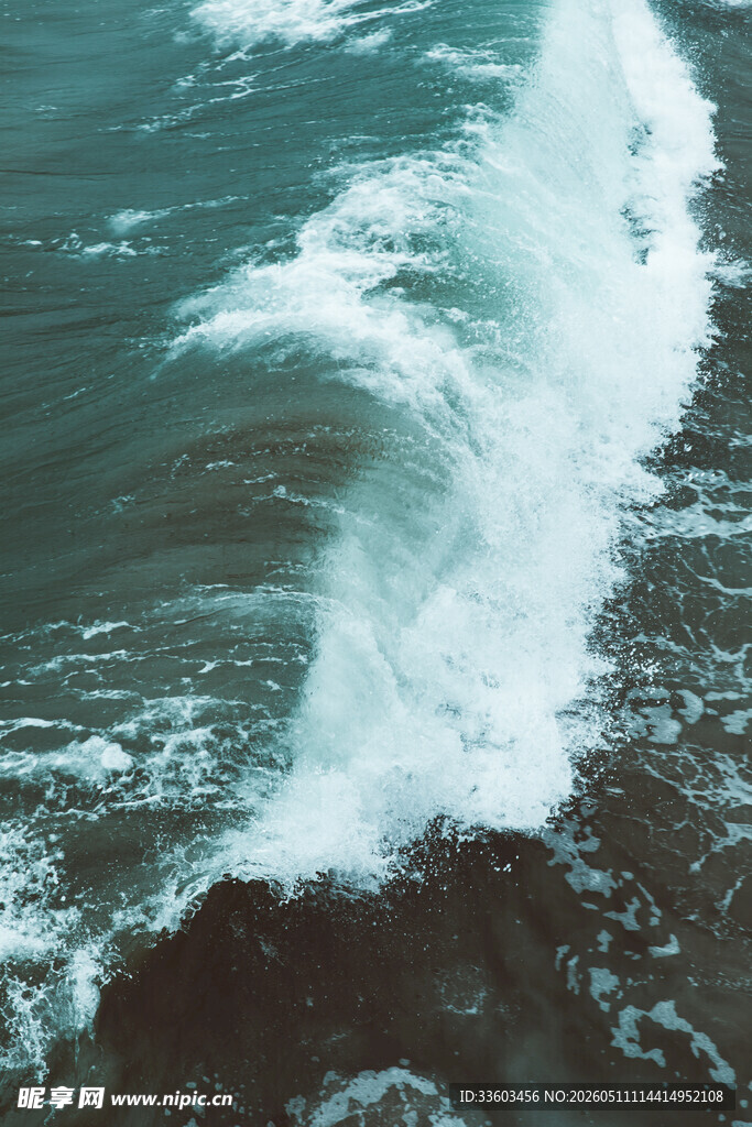 海浪翻涌瞬间