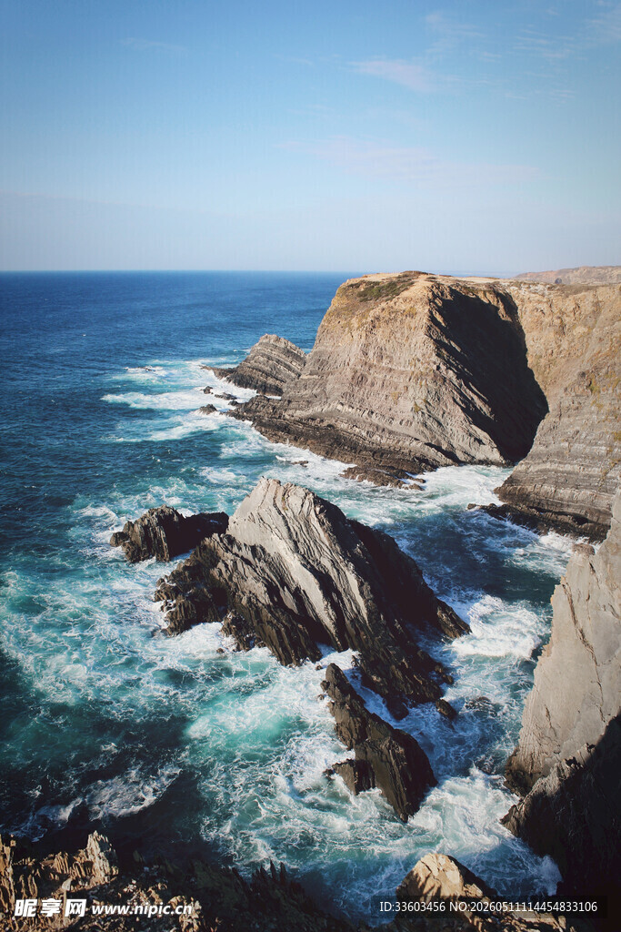 海岸边海浪拍打嶙峋礁石