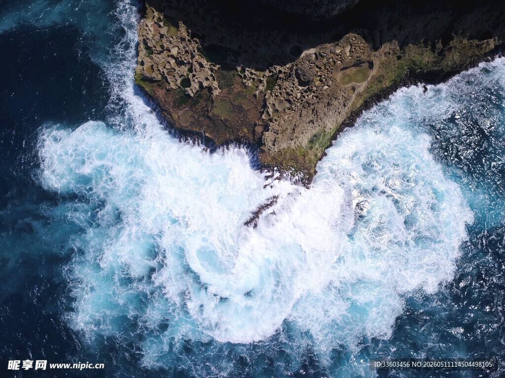 俯瞰海浪拍击岸边岩石