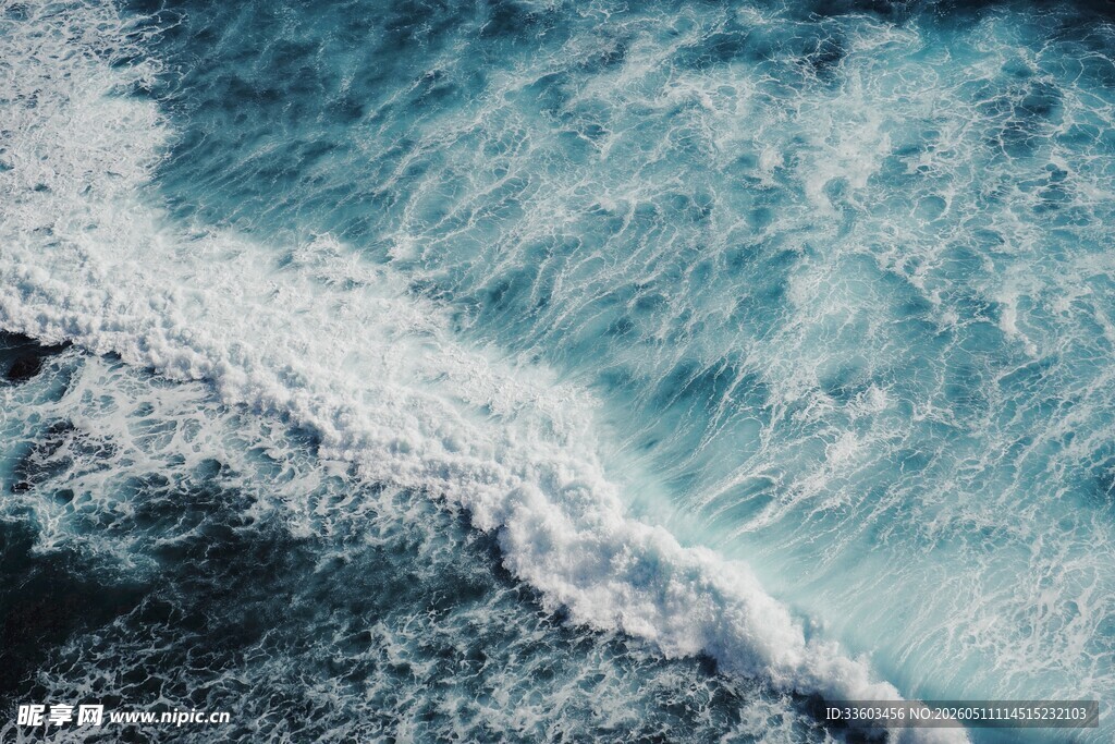 海浪翻涌的蓝色海洋画面