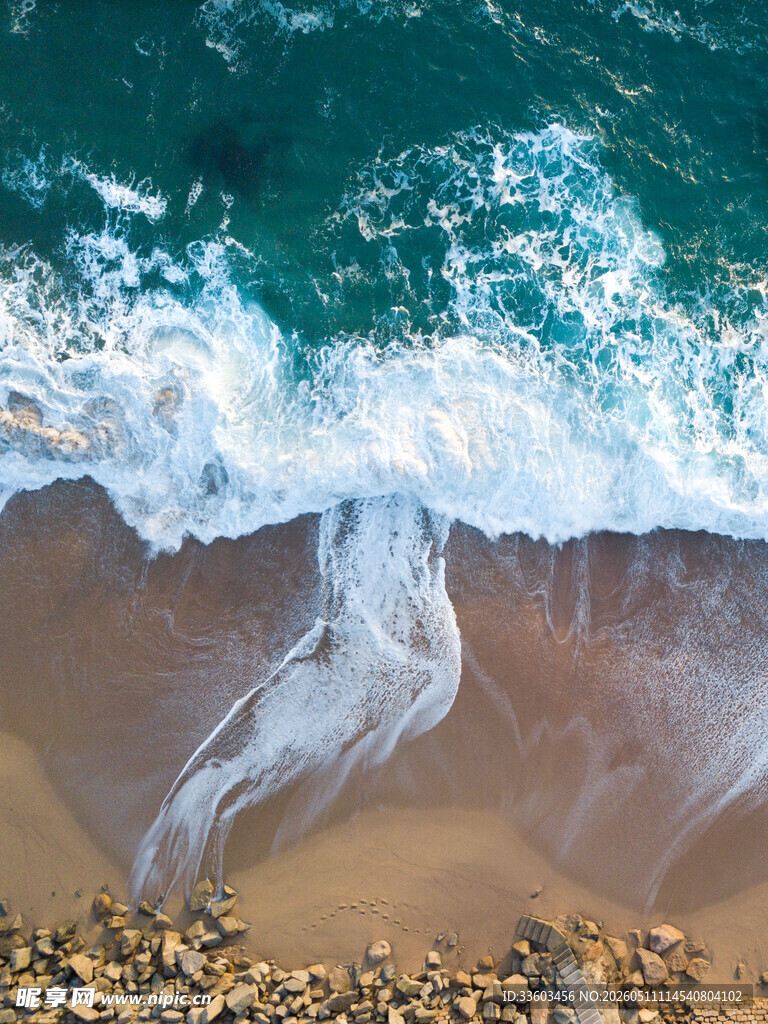海浪拍打沙滩的美丽瞬间
