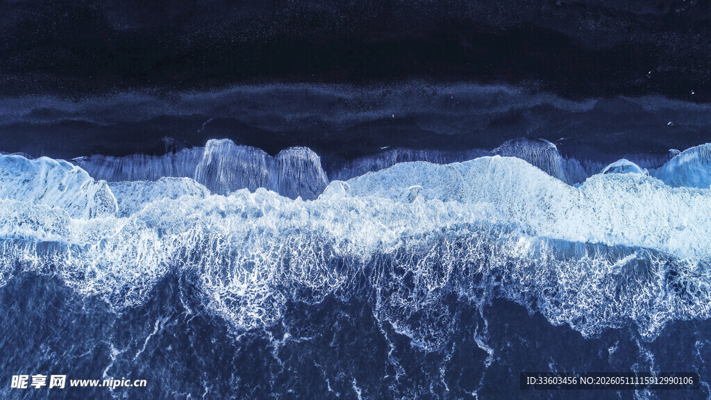 海浪拍击下的碎冰景观