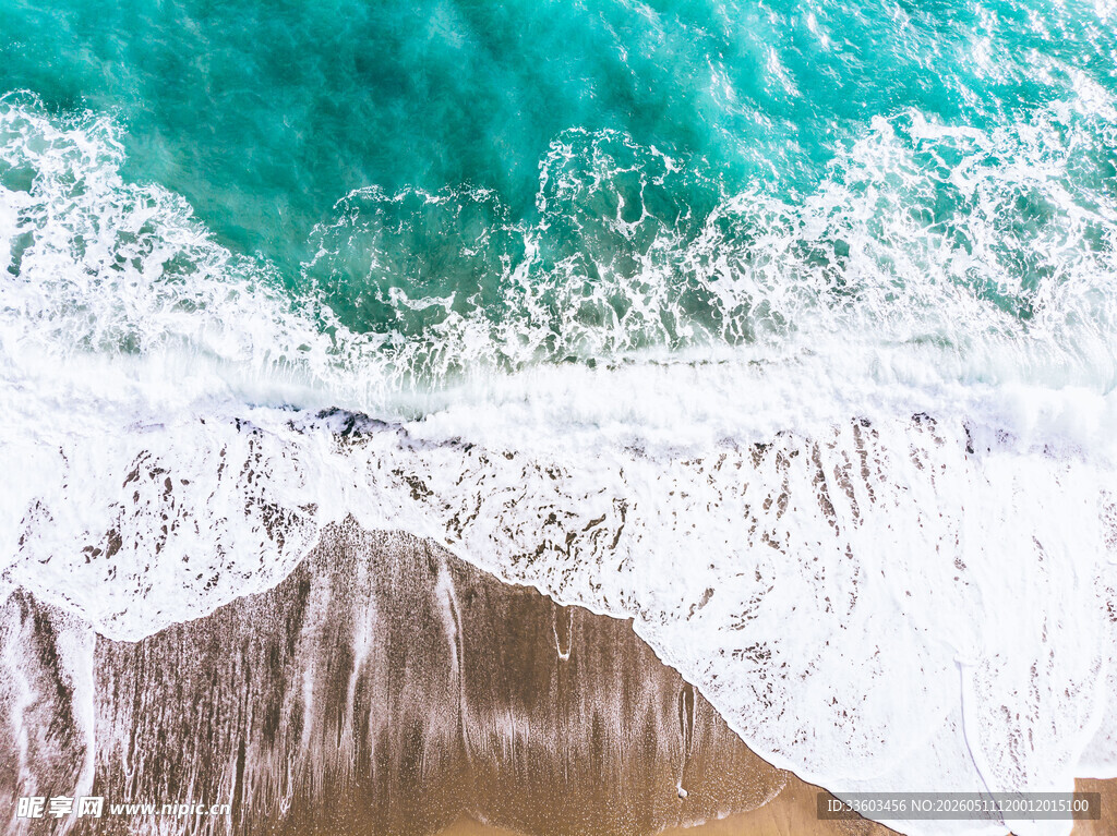 海浪拍打沙滩美景