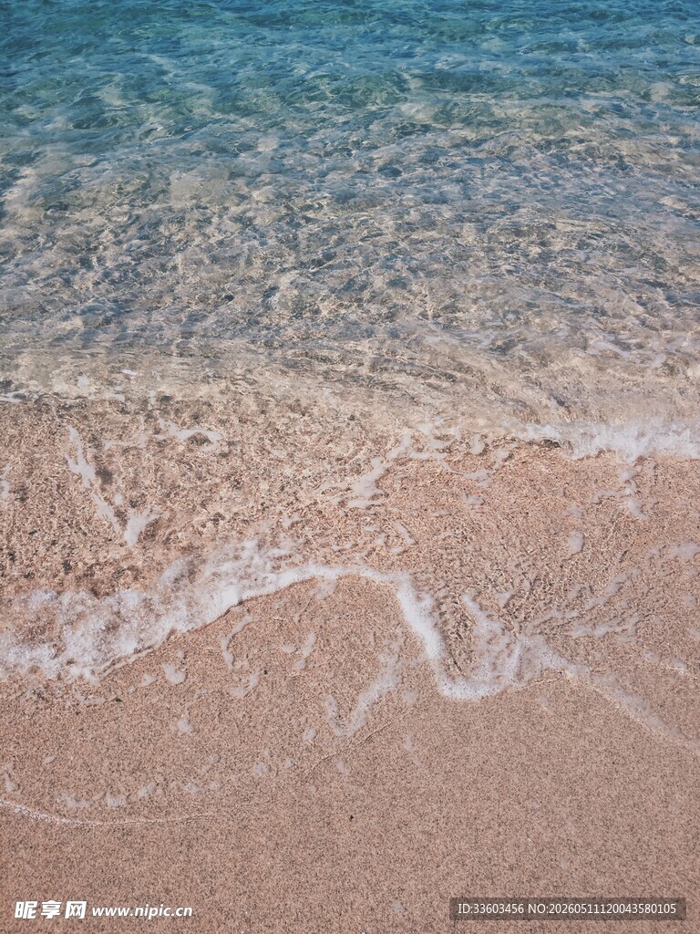 海边沙滩上的轻柔海浪