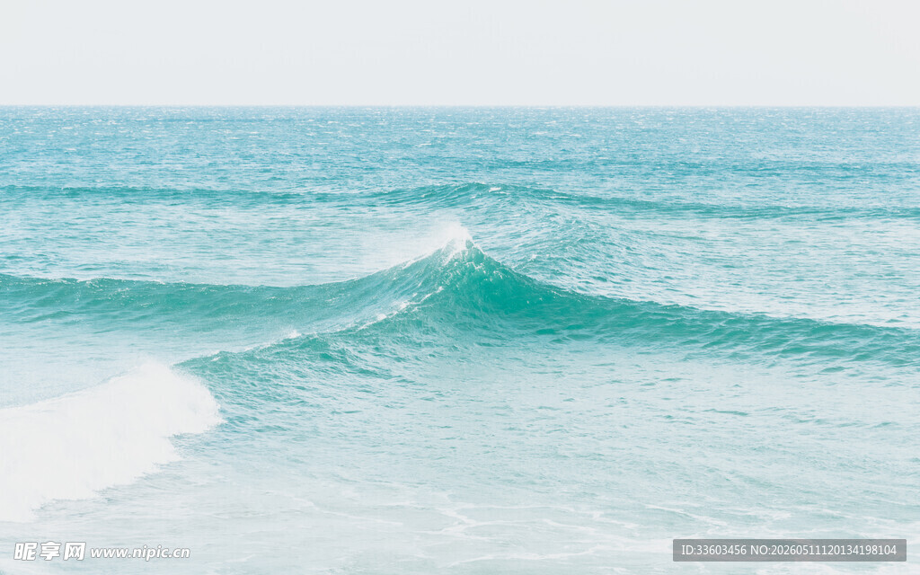 海浪轻涌的蔚蓝海岸线