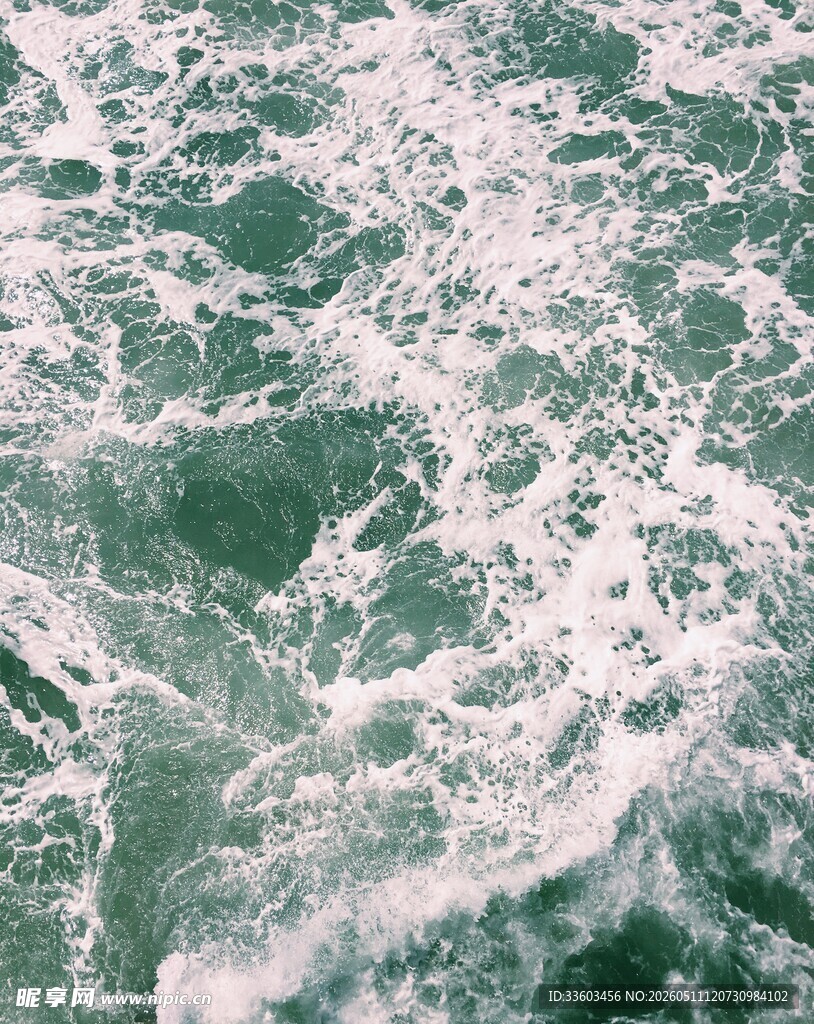 波涛翻涌的翠绿海水