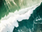 空中俯瞰汹涌的绿色海浪