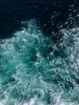 船行海面激起翠绿浪花