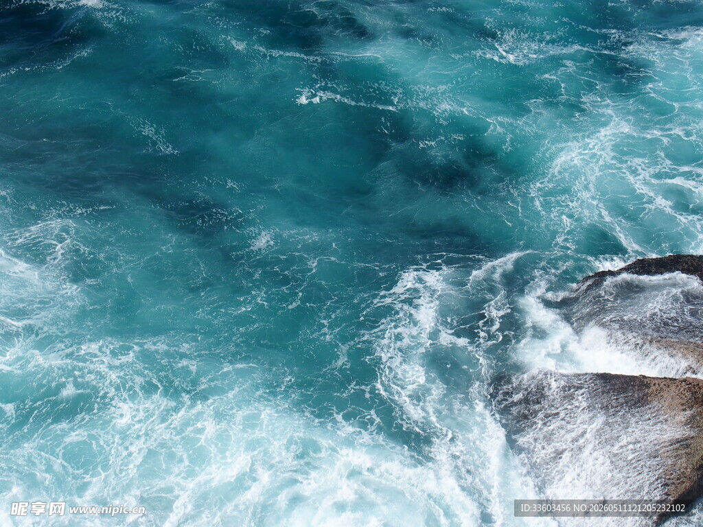 海浪拍打礁石的蓝色海域