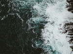 空中俯瞰汹涌澎湃的海浪