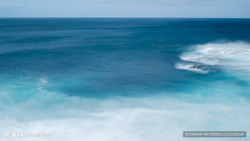 蔚蓝大海壮观海浪景象