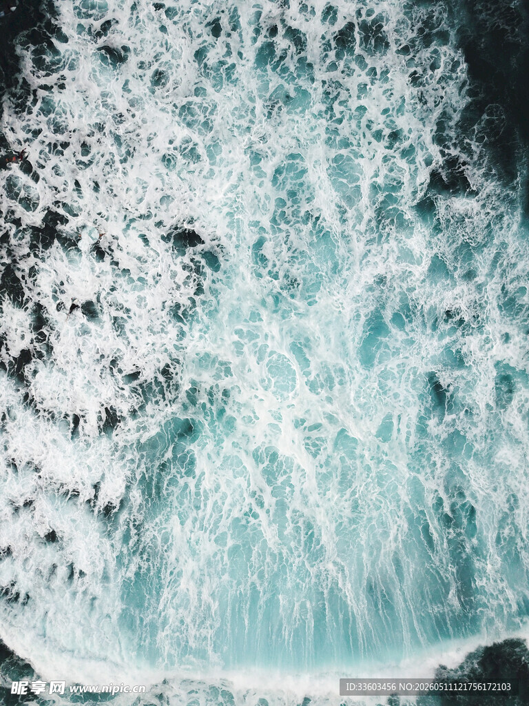 汹涌澎湃的蓝色海浪