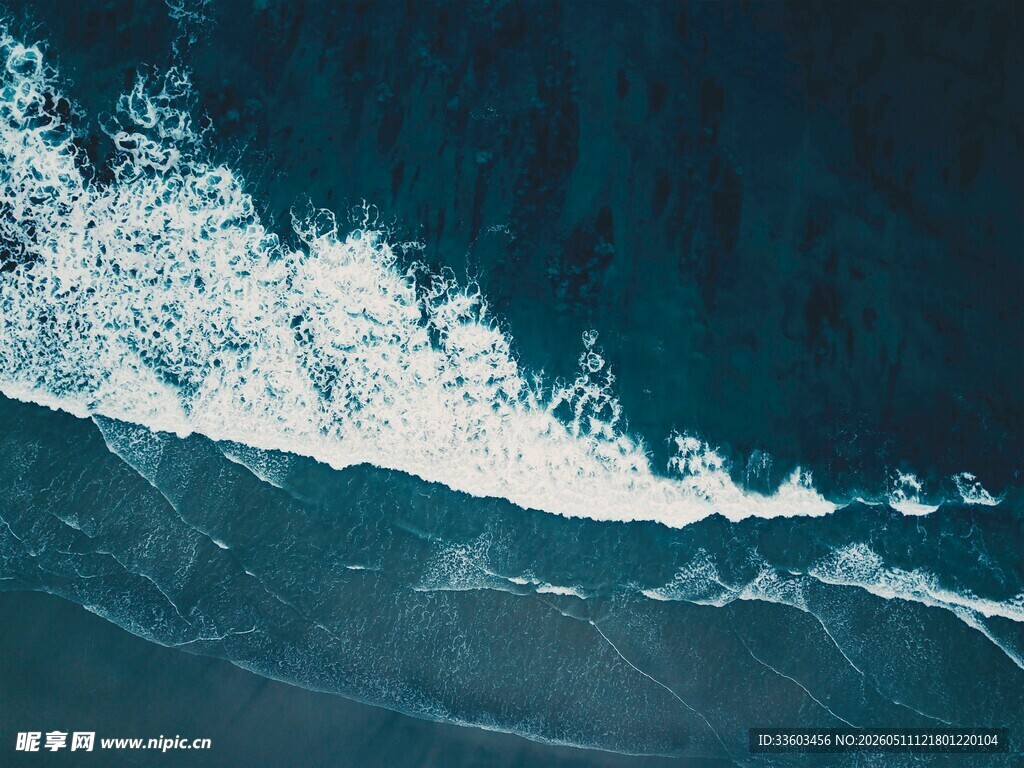 海浪翻涌的壮阔海洋景观