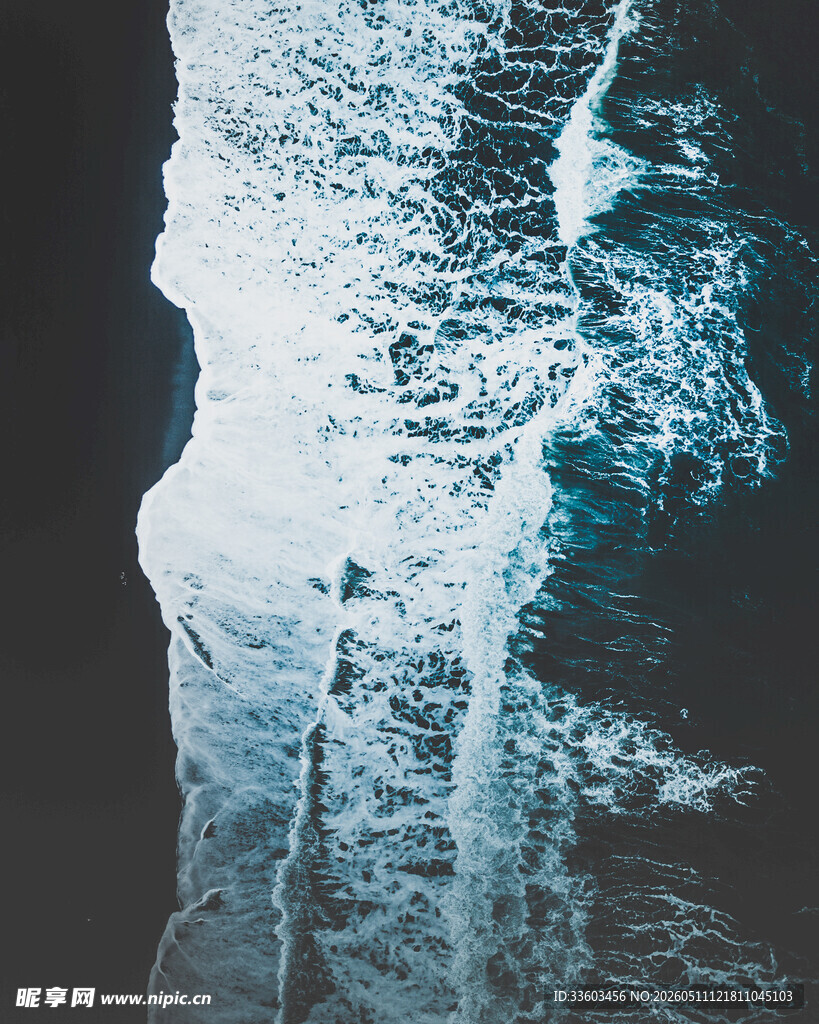 海岸礁石间的汹涌海浪