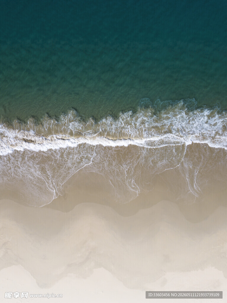 俯瞰沙滩海浪美景