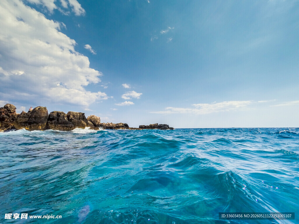 碧海蓝天中的迷人海岸线