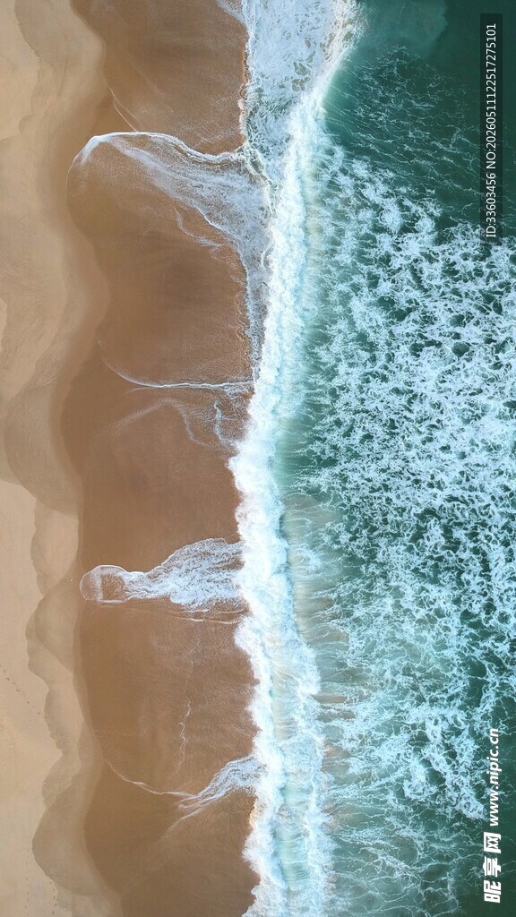 海浪拍岸的美丽海滨景象
