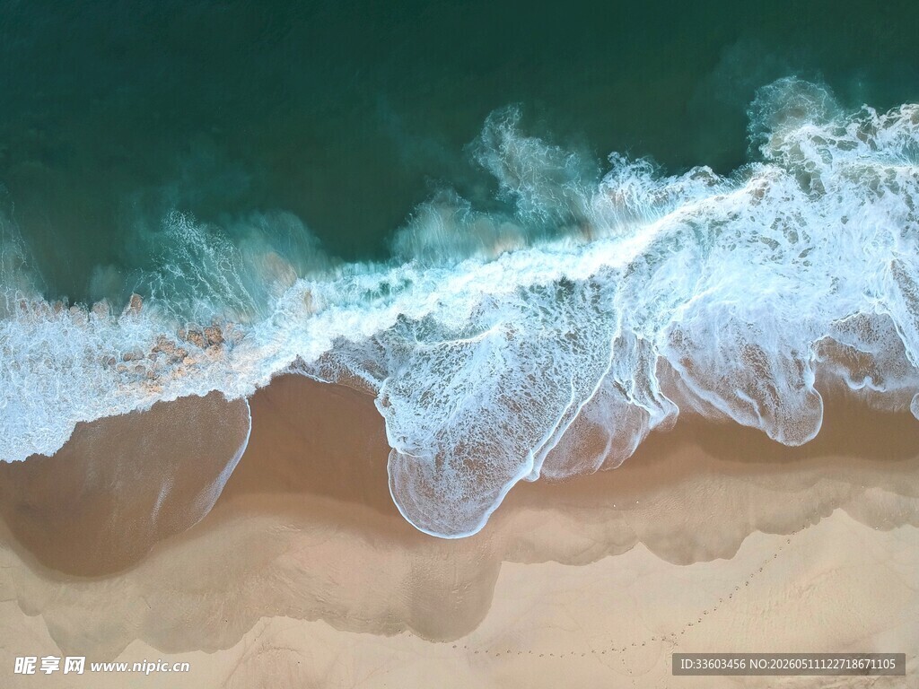 海浪轻吻沙滩的美丽瞬间