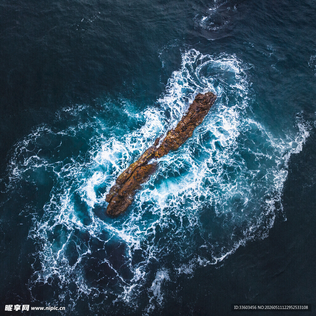 海上孤舟破海浪