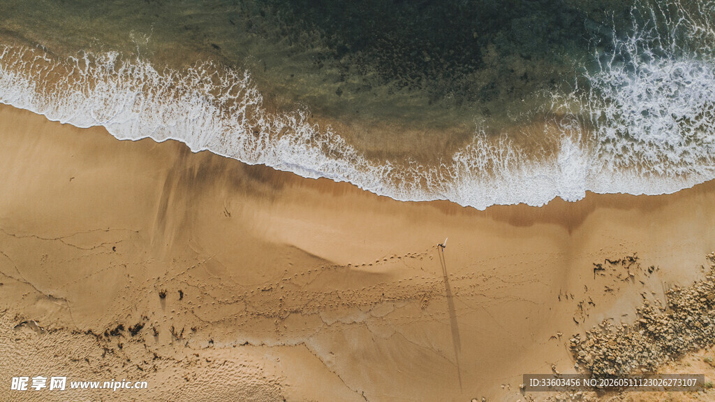 沙滩海浪的自然美景