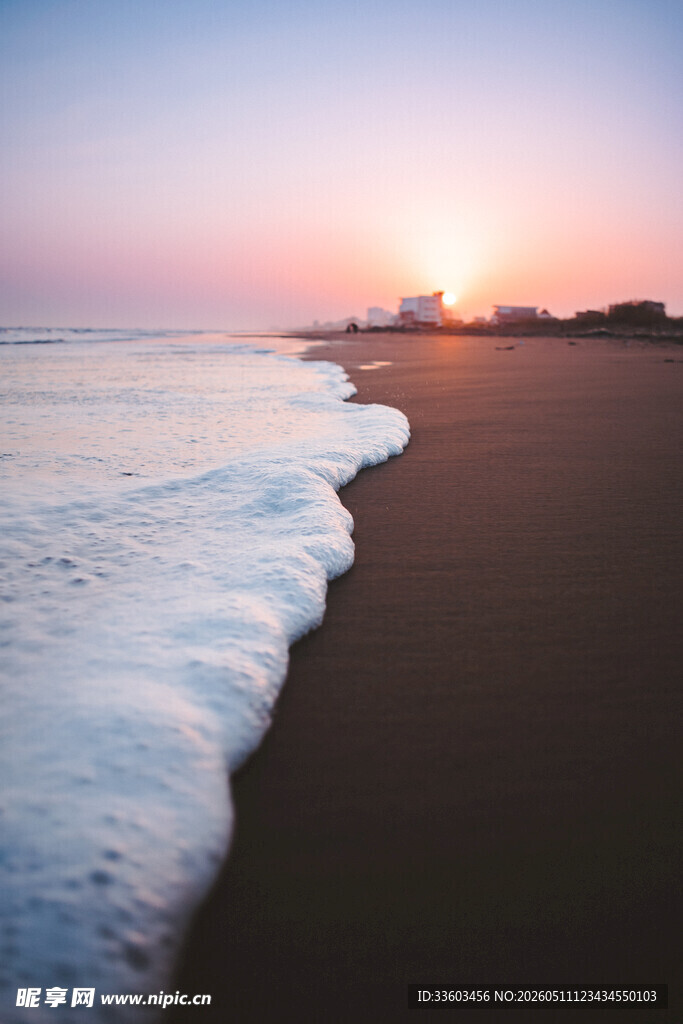 海边日落海浪轻拍沙滩