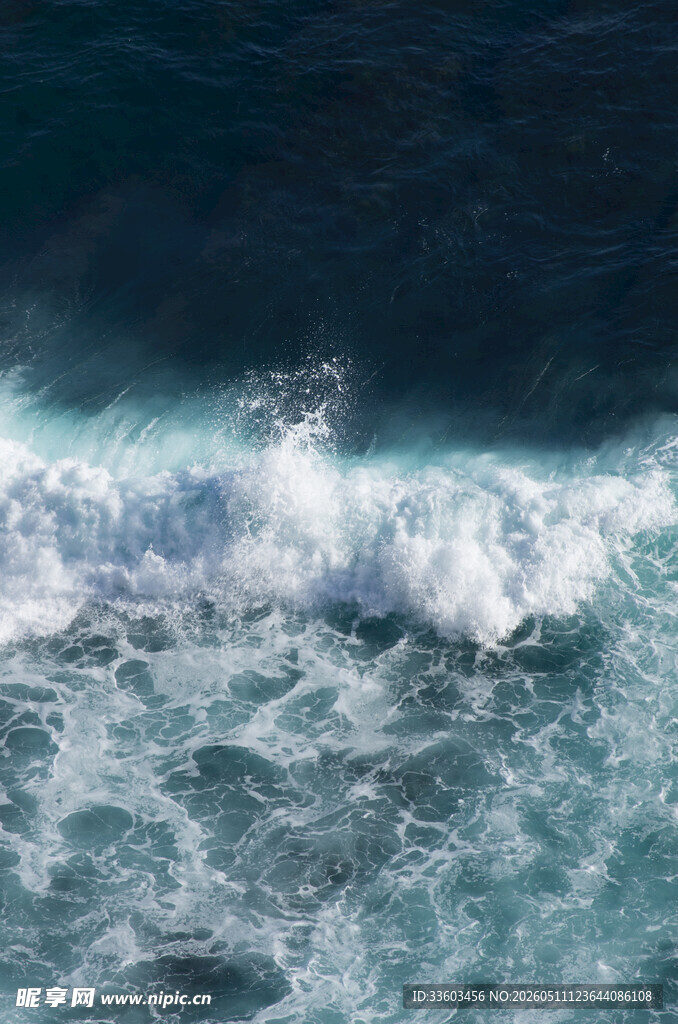 海浪翻涌的壮阔海洋景象