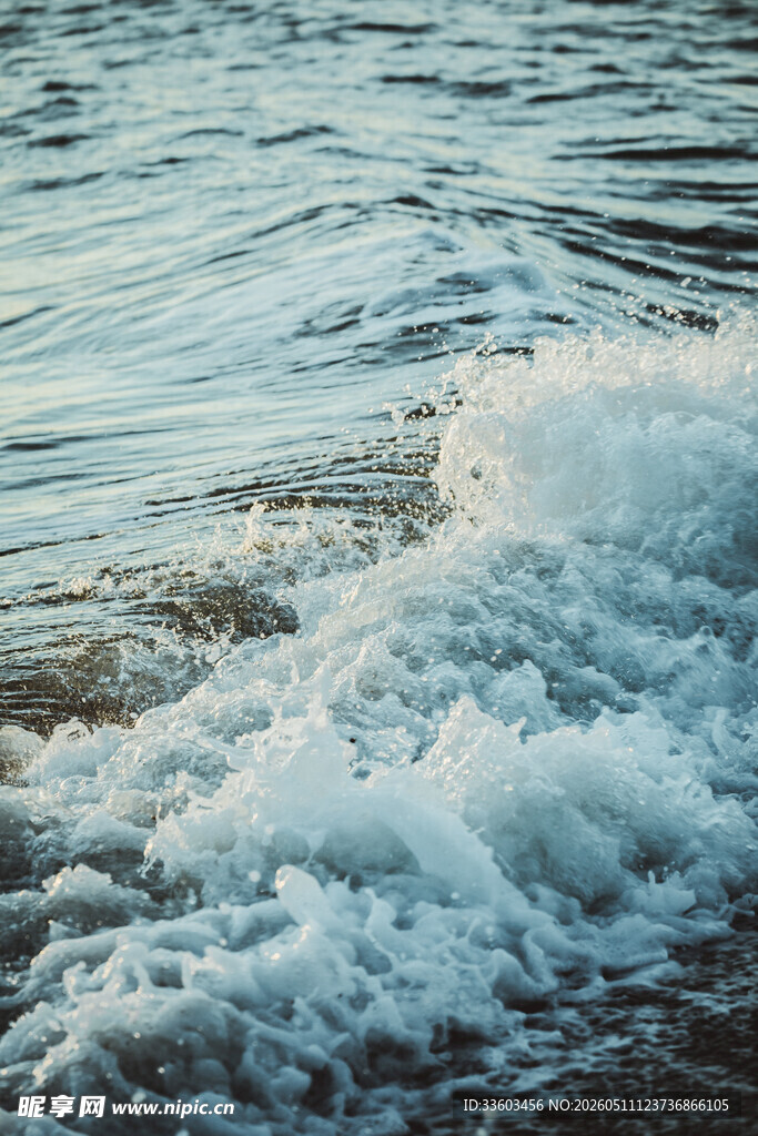 海浪翻涌的美丽海滨景象