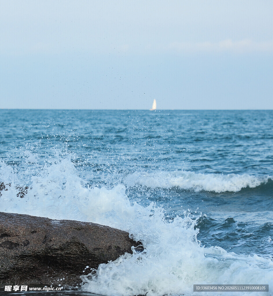 海边礁石旁的翻涌海浪