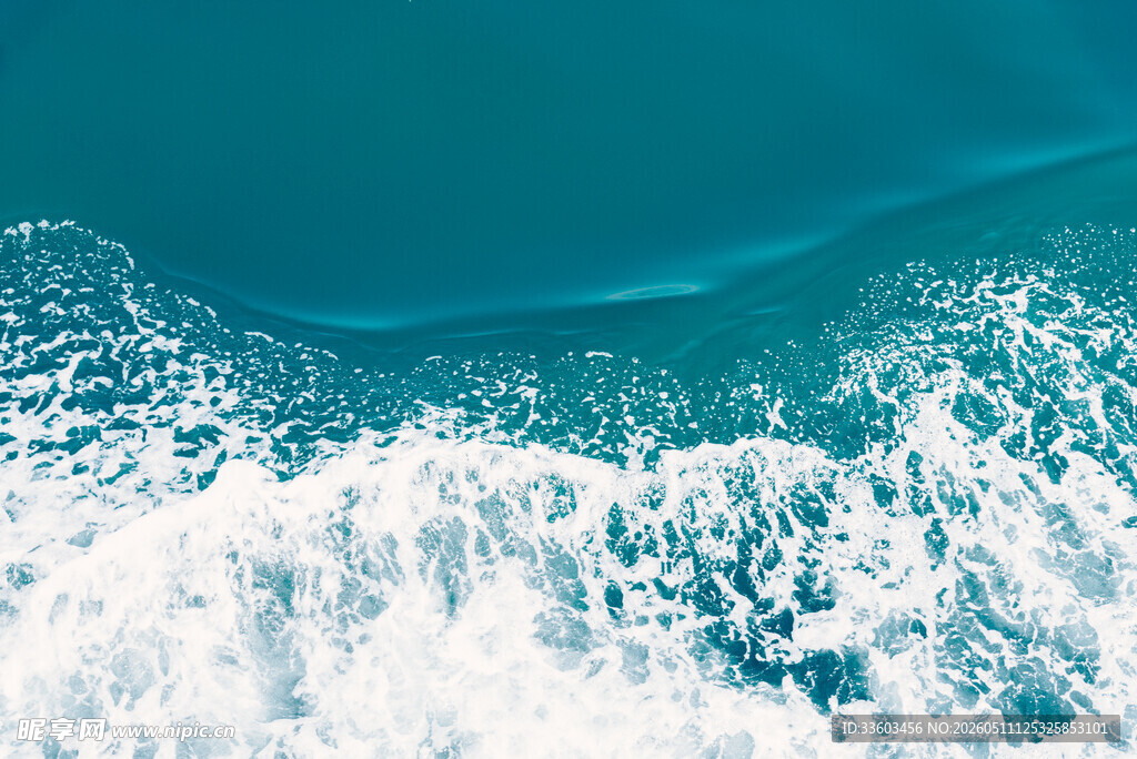 海浪翻涌的蓝色海洋