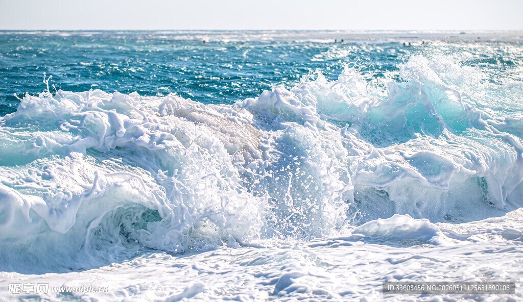 汹涌海浪拍打蓝色海洋
