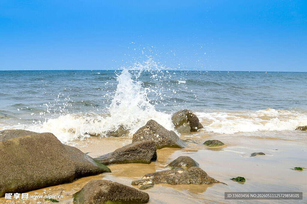 海浪拍击岸边礁石美景