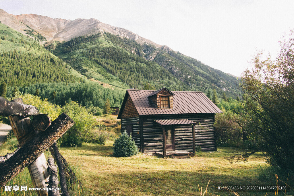 山间木屋旁的自行车风景