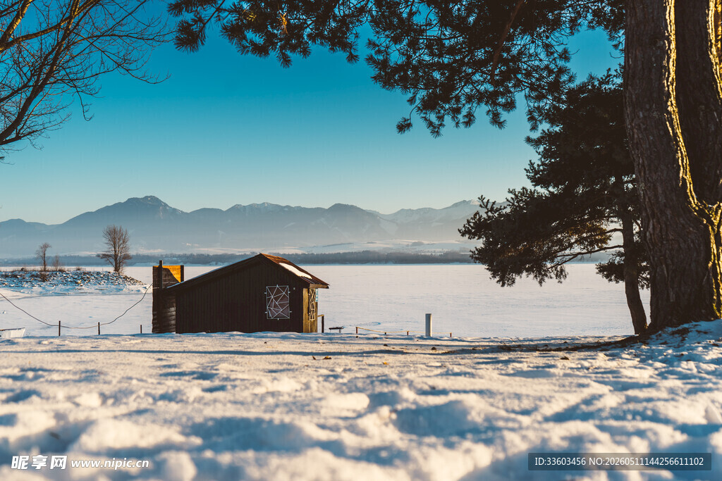 冬日雪中小屋与远山景色
