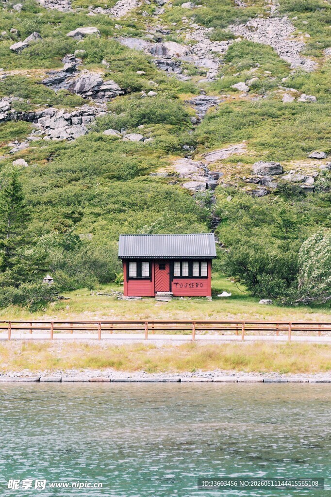 湖畔红屋青山环绕美景