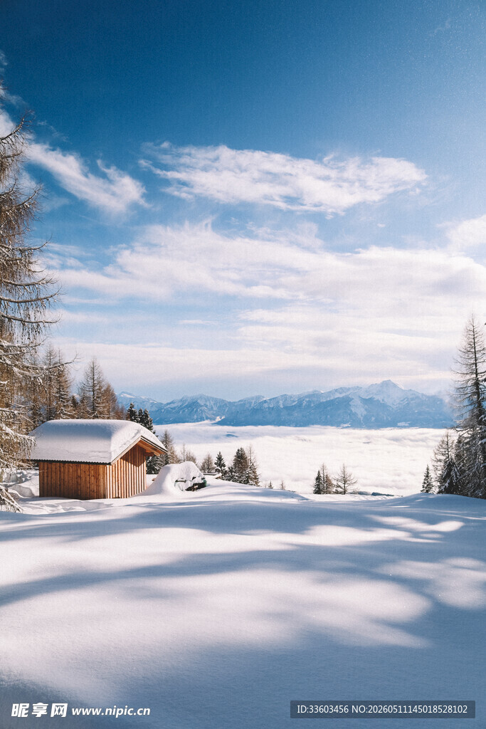 冬日雪景中的静谧小木屋